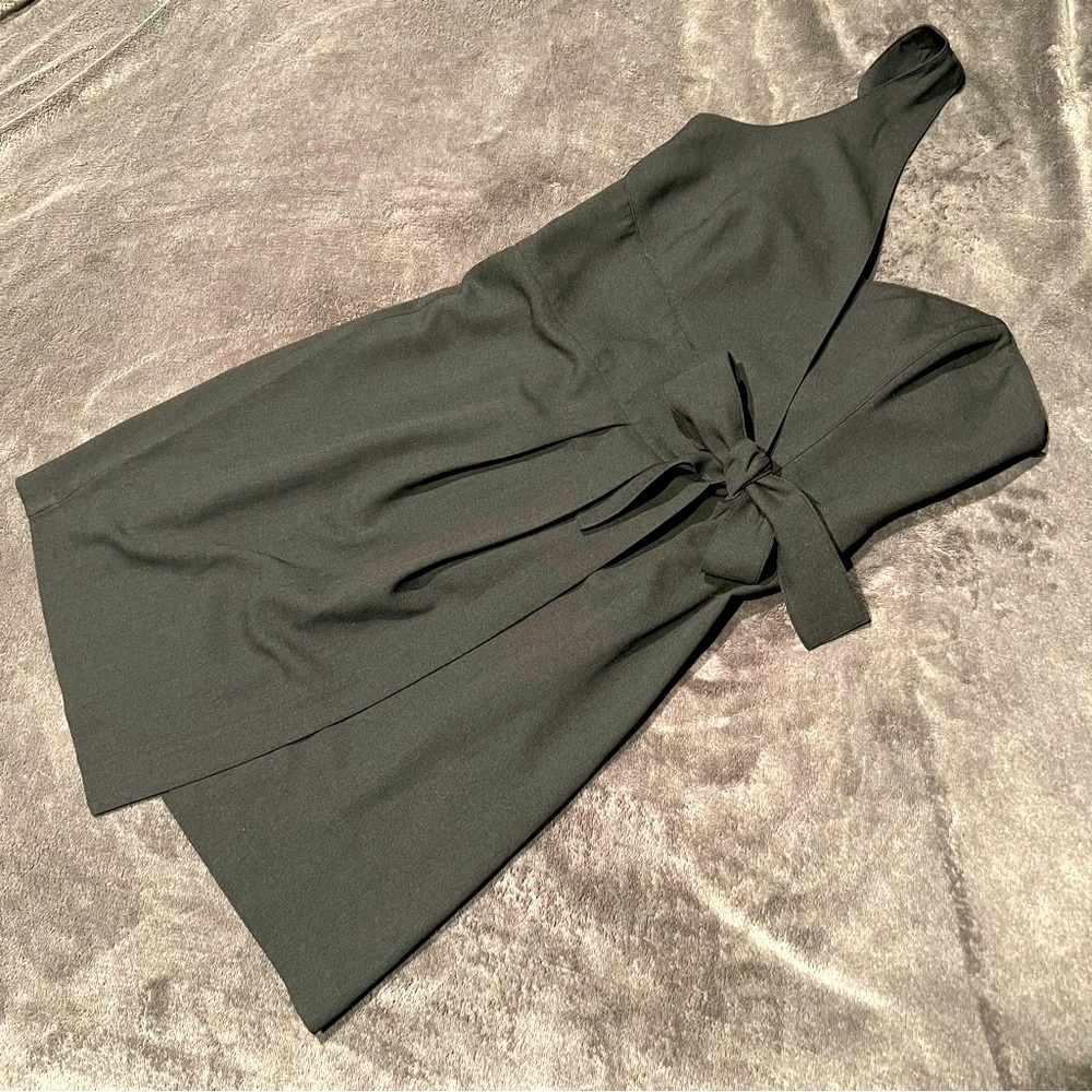 NEVER WORN CLUB MONACO BLACK COCKTAIL DRESS IN SIZE 6